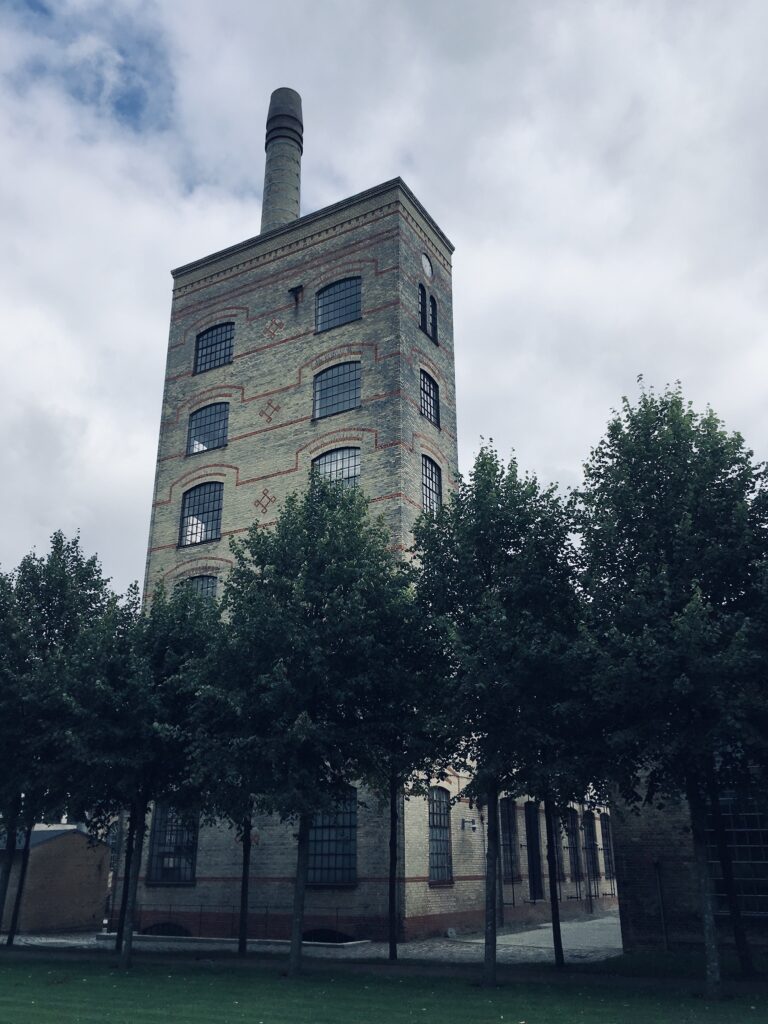 Brede værk langs mølleåen. En af deres højeste bygninger.