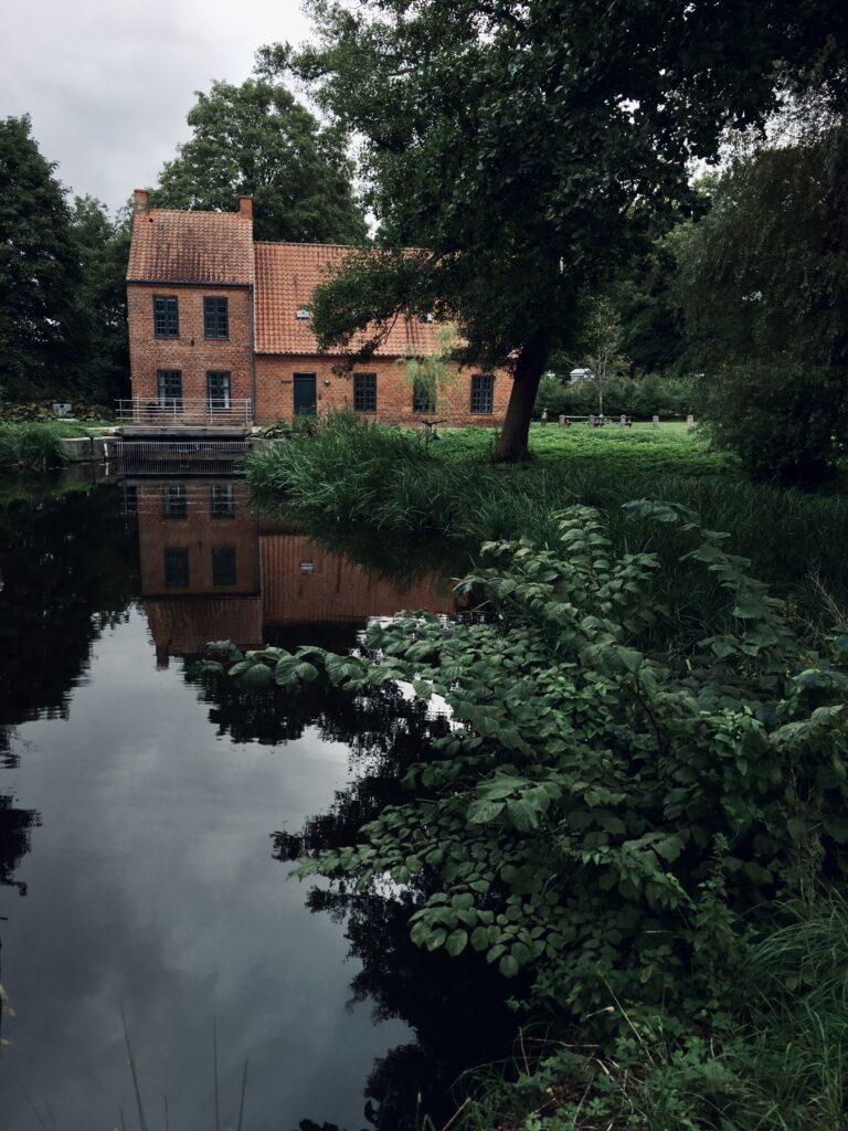 En gammel mølle fra industriens tid. Mølleåen er dæmmet op foran den.