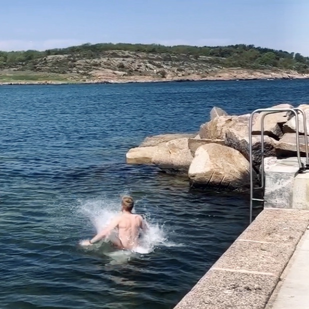 Daniel hopper i vandet ved Sandvig Havn