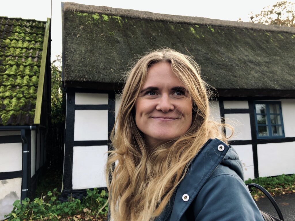 Astrid glad og tilfreds med købet af øl